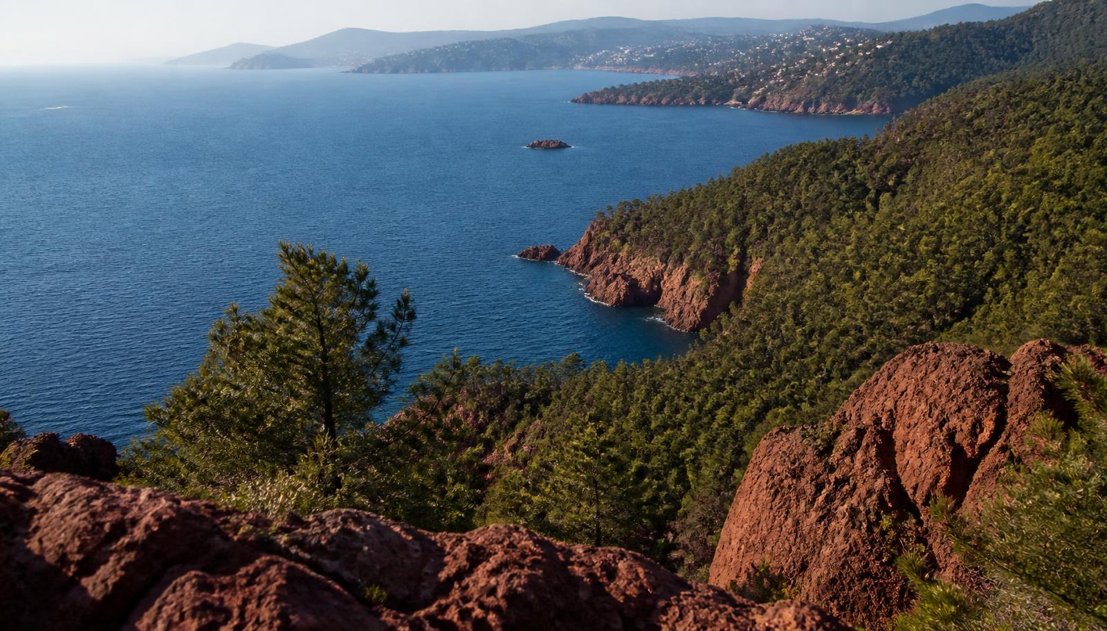 Littoral de la Côte d'Azur vu depuis les hauteurs, entre Cannes et Théoule